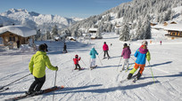 Skieurs sur les pistes de la Croix-Fry avec vue sur la Tournette - © Savoie Mont Blanc / Lebeau