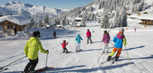 Skieurs sur les pistes de la Croix-Fry avec vue sur la Tournette - © Savoie Mont Blanc / Lebeau