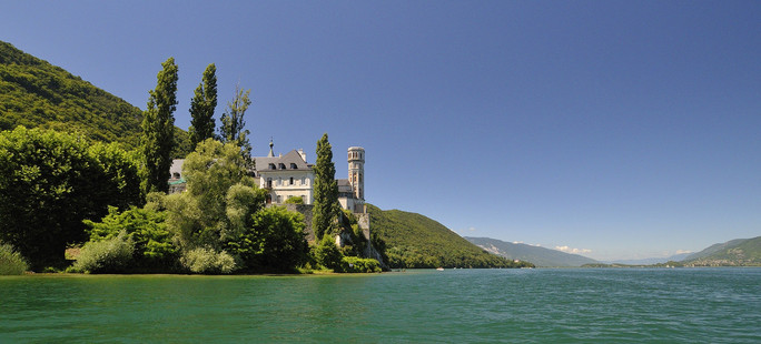 Abbaye d'Hautecombe vue depuis le lac du Bourget - © Savoie Mont Blanc / Madelon