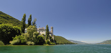 Abbaye d'Hautecombe vue depuis le lac du Bourget - © Savoie Mont Blanc / Madelon