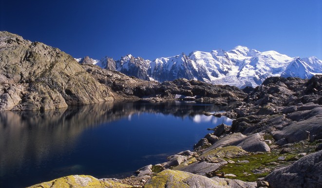 Le lac Noir inférieur de la Réserve Naturelle des Aiguilles Rouges avec vue sur le massif du Mont-Blanc - © Savoie Mont Blanc / Huchette