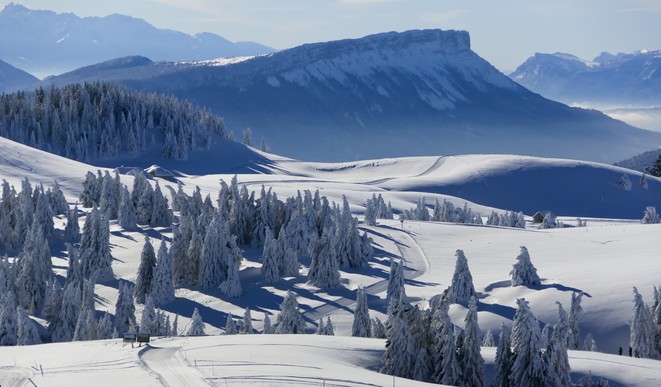 Pistes de ski de fond au plateau du Semnoz avec vue sur le Margériaz (massif des Bauges) - © Savoie Mont Blanc / Réto