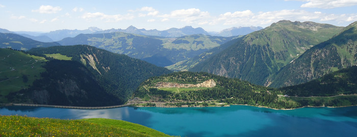 Lac de Roselend depuis les hauteurs de Plan Mya - © Savoie Mont Blanc / Ballanfat