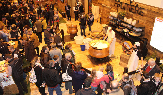 Pavillon 1 - Fabrication de fromage au SIA - © Chambre d'Agriculture Savoie Mont-Blanc