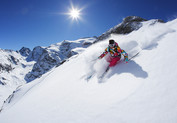 Skieuse sur le domaine de Bonneval-sur-Arc devant le glacier du Vallonet - © Savoie Mont Blanc / Givois