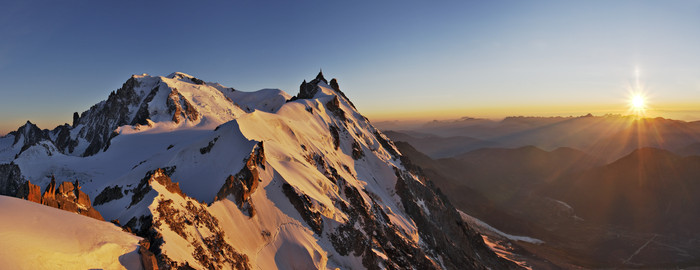 Aiguille du midi et Mont-Blanc au soleil couchant  - © Savoie Mont Blanc / Hagenmuller
