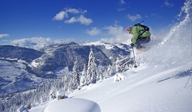 Skieur en hors piste avec vue sur le Plateau de Beauregard - © Savoie Mont Blanc / Haase