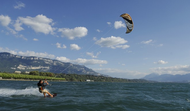 Kitesurfeur sur le lac du Bourget - © Savoie Mont Blanc / Lansard
