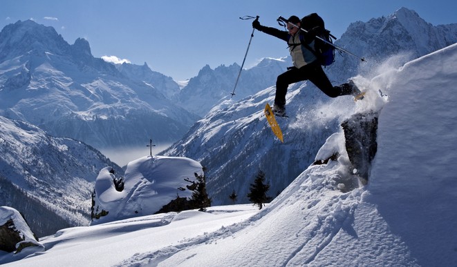 Raquettes à neige dans le vallon de Loriaz, au dessus de Vallorcine - © Savoie Mont Blanc / Martelet