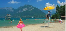 Plage surveillée sur les bords de lac d'Annecy - © Savoie Mont Blanc  Milochau